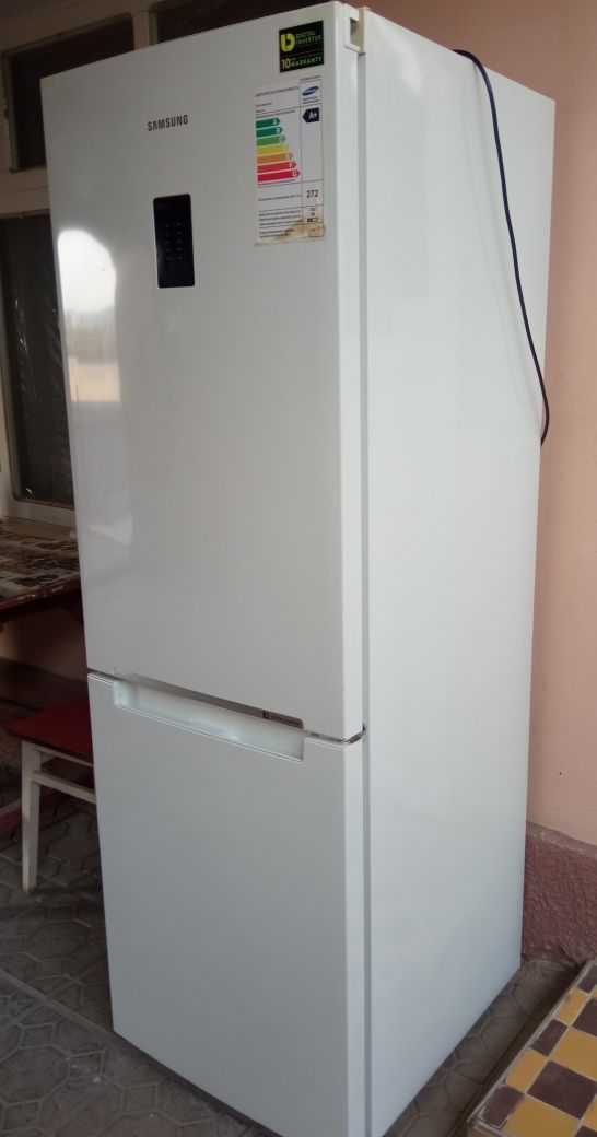 Холодильник SAMSUNG сотилади.