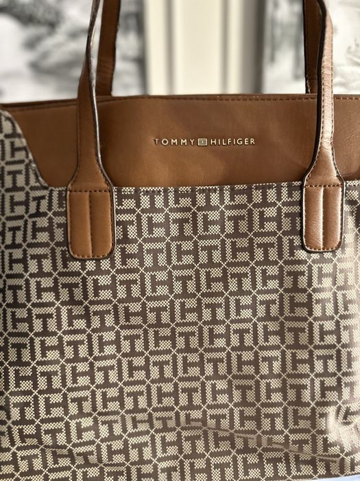 Poseta Tommy Hilfiger