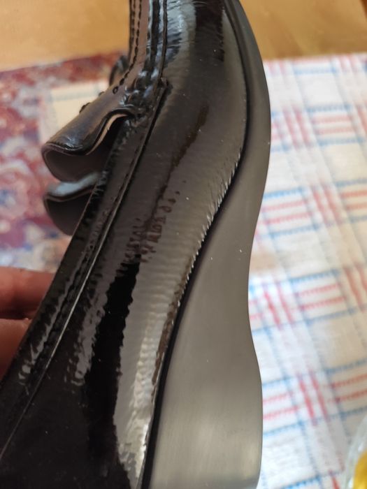 Дамски обувки от лак, ползвани веднъж за случая