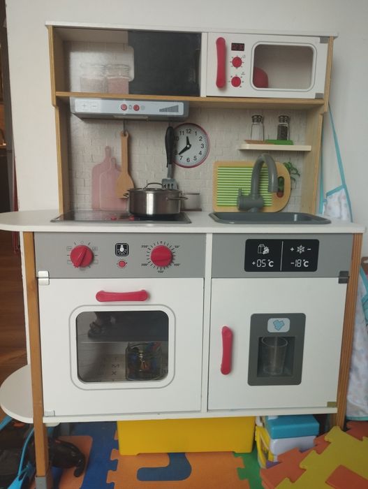 Дървена детска кухня с принадлежности.