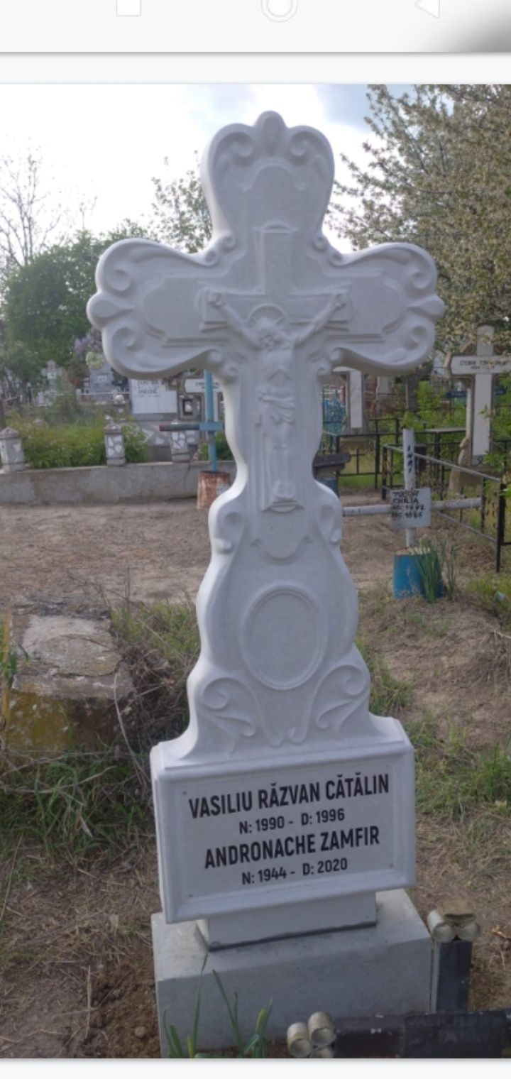 Cruci,monumente funerare din ciment