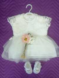 Бебешка рокля с дантелени ръкави