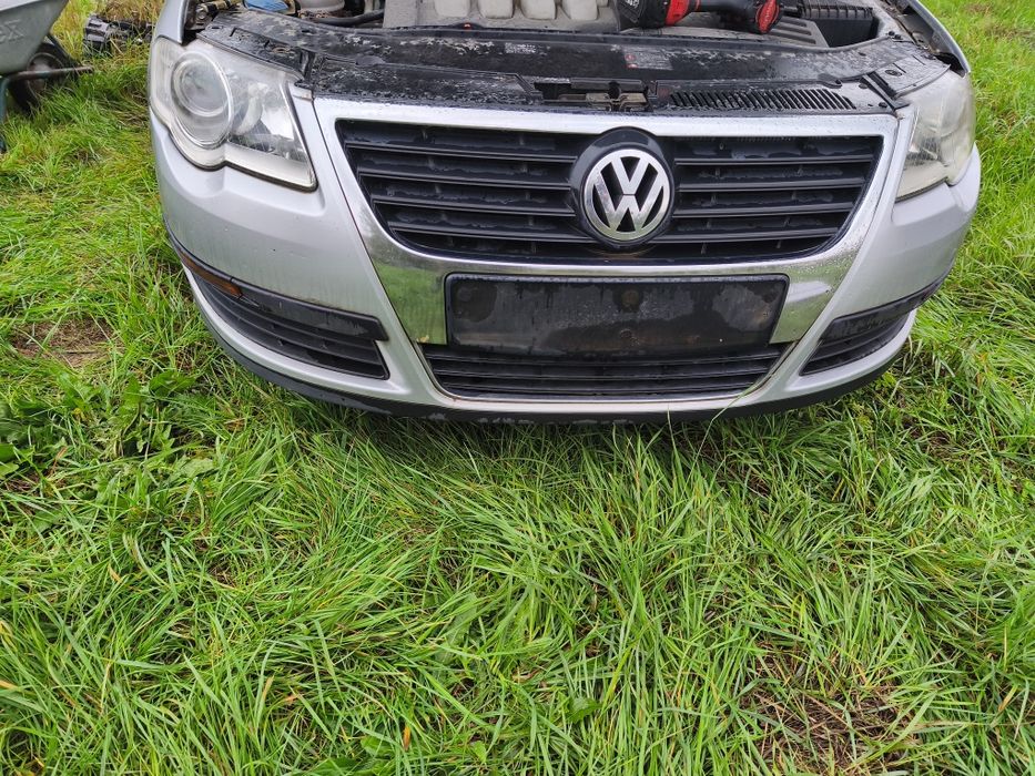 Bară față cu grilă centrală cromată gri LA7W Volkswagen Passat B6