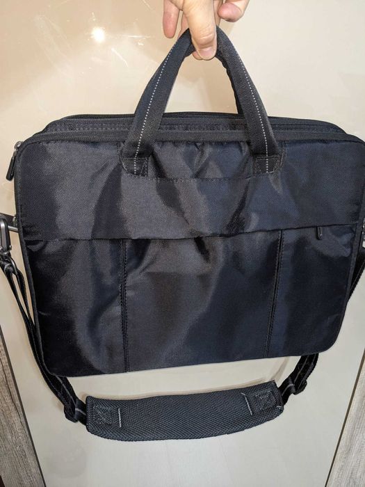 Vand geanta laptop Dell, cu multiple buzunare si carabine metalice