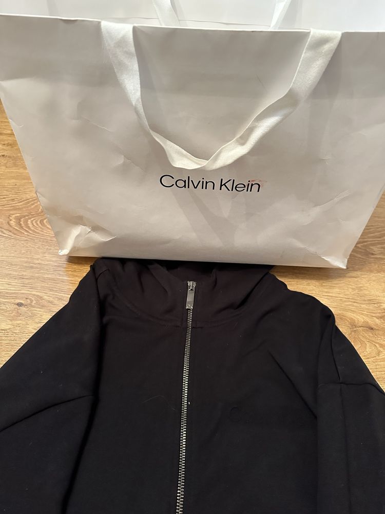 Суйтчър на Calvin Klein