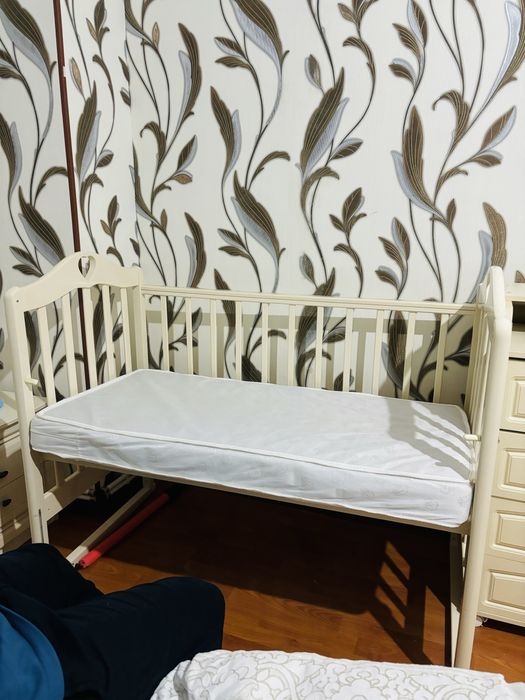 Детская деревянная кровать.