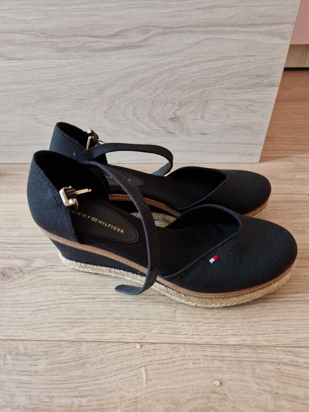 Обувки Tommy Hilfiger платформа, еспадрили Basic Closed Toe Mid Wedge
