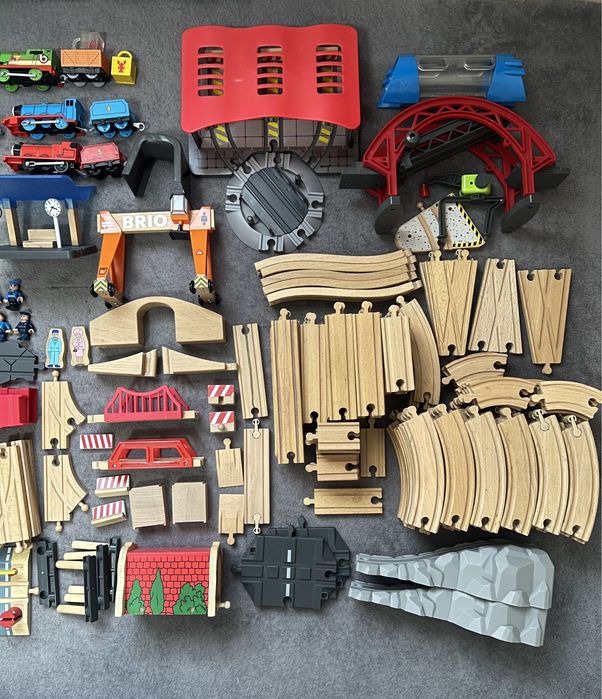 Colectie trenulete din lemn: linii, intersectii, locomotive, etc