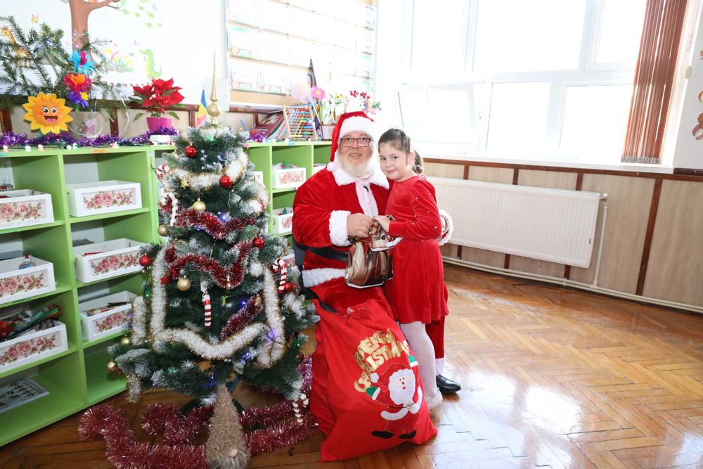 Moș Crăciun la școală, grădiniță sau acasă