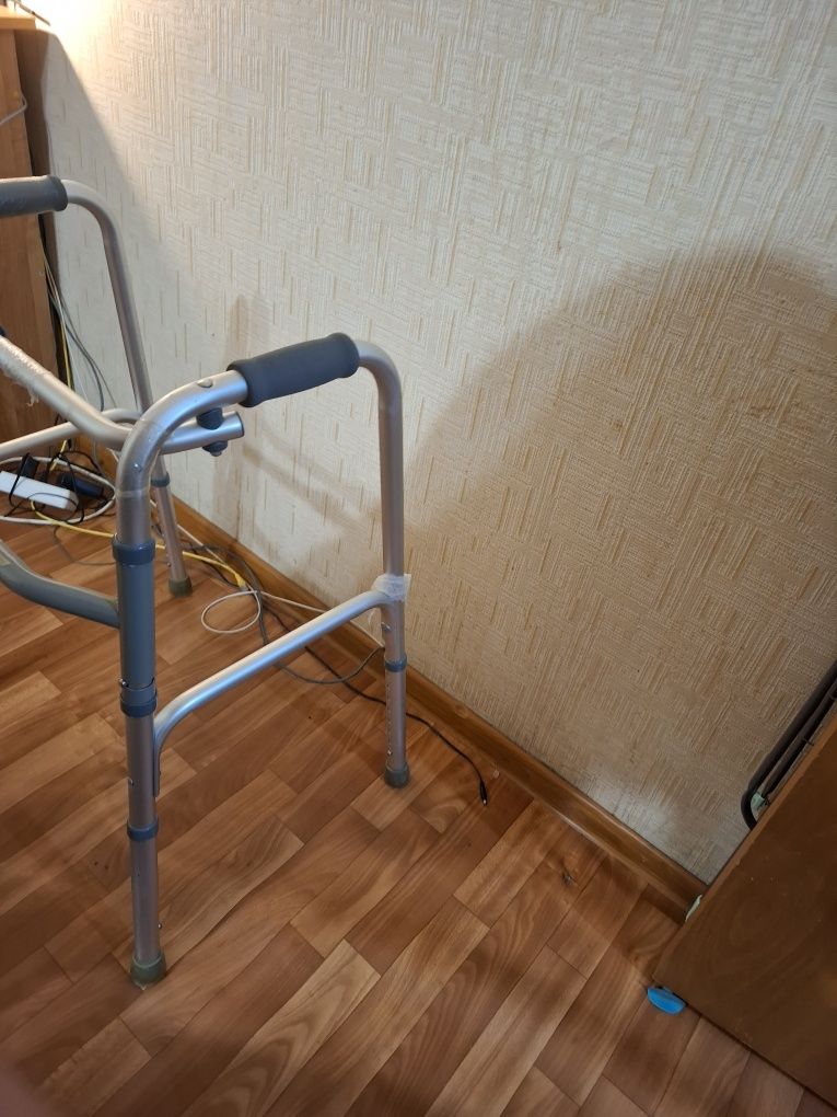 Продаю инвалидные ходунки