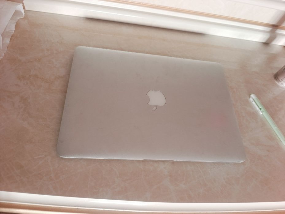 Noutbuk Macbook sotiladi