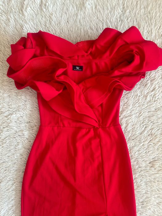 Червена дълга рокля