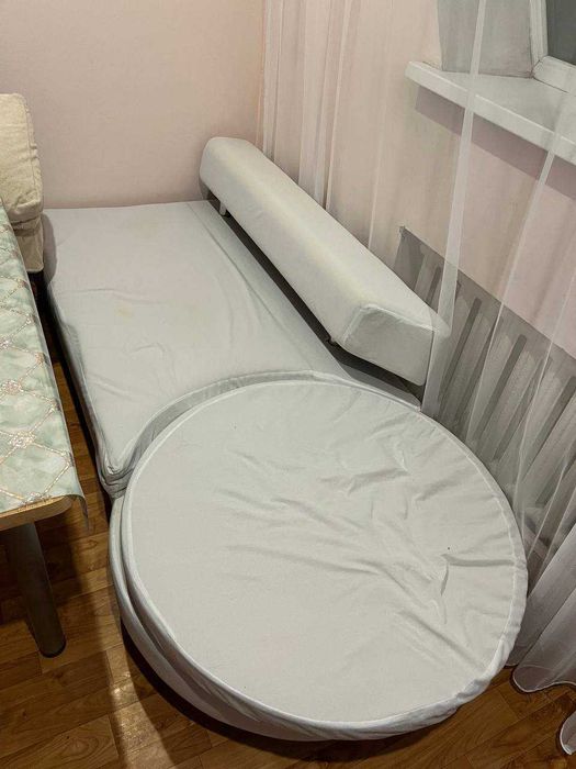 Два дивана вместе с подушками