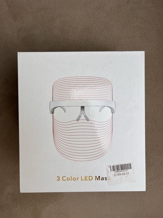 LED маска за лице с червена, жълта и синя светлина