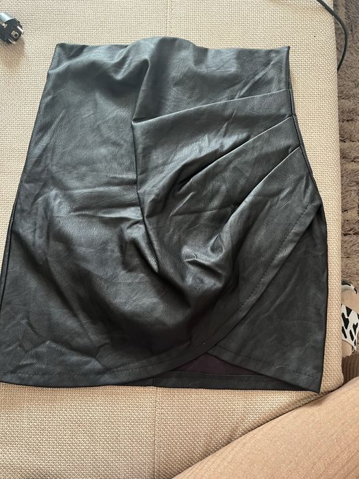 Кожена пола и топ