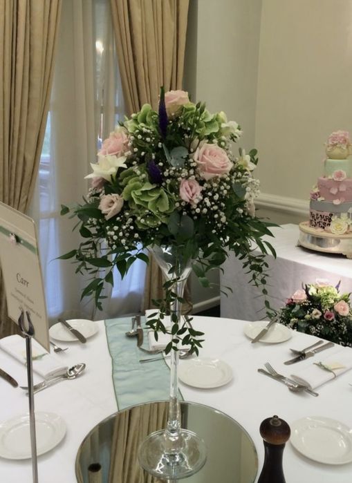 Vând vază sticlă cilindru și pahar martini înalte