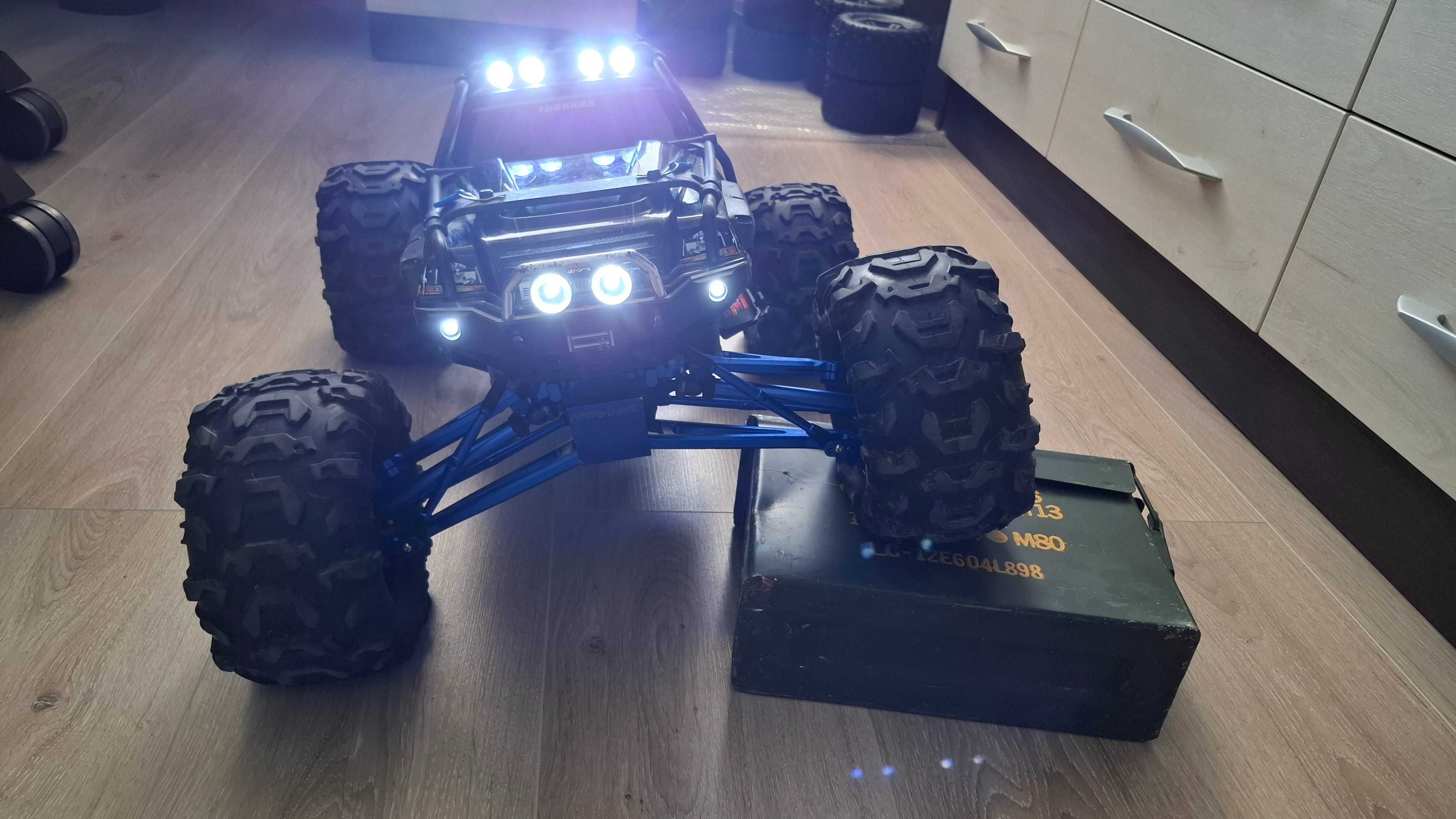 Тунингован Traxxas Summit Brushless с много допълнителни аксесоари