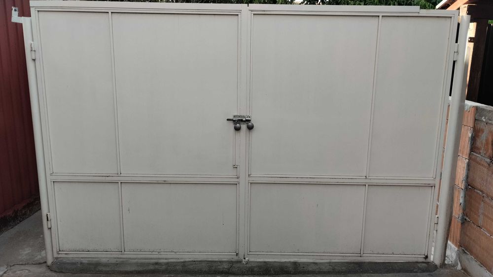 Vand poarta metalica pentru garaj in stare foarte buna