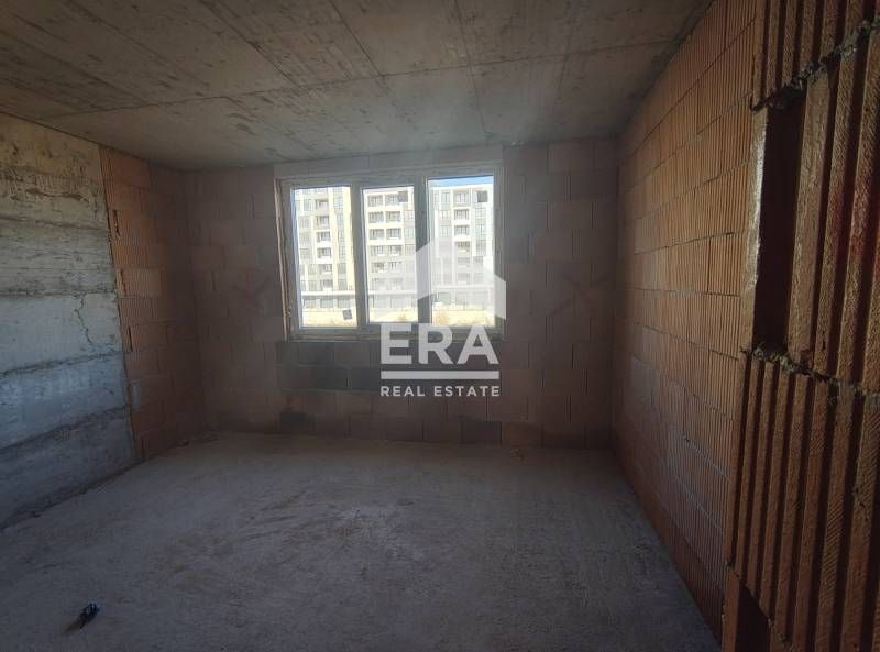 Тристаен просторен апартамент за продажба, с паркомясто, в новострояща