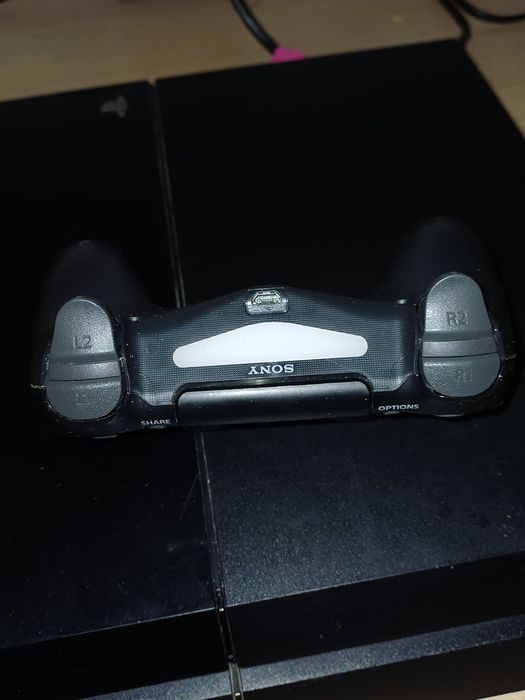 se vinde play station 4 cu doua jocuri si un controller