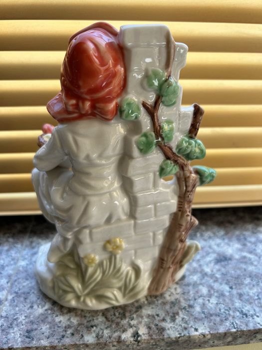 Статуетка дама с цигулка и с чиния с риба