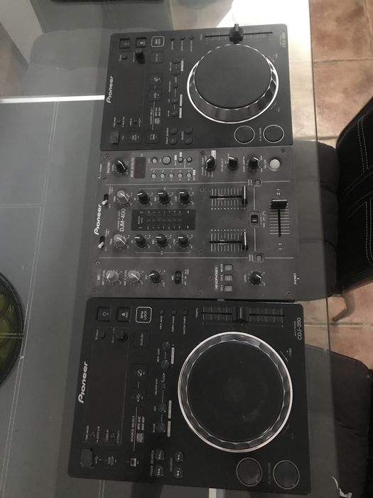 Player , mixer , amplificare ,sunet, lumini .