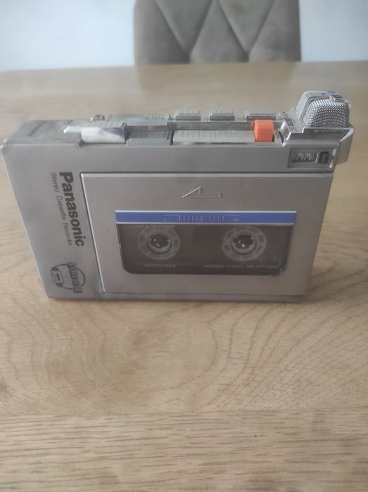 Recorderul-casetofon PANASONIC RQ-136 de epocă este un casetofon