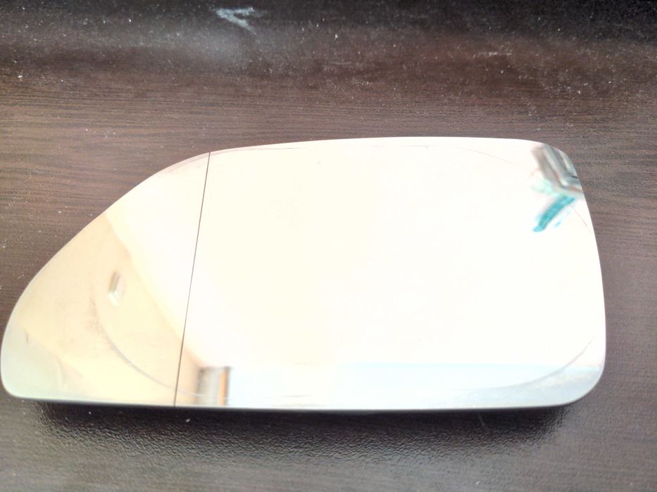 Продавам стъкло за ляво огледало за Octavia 2 2008, без подгрев