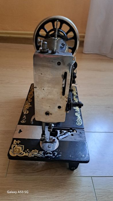 Vând masina de cusut Singer Model 15k