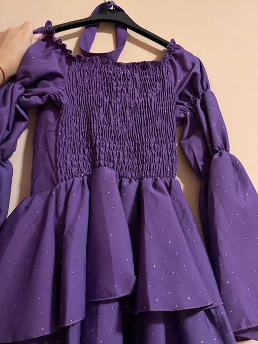 Продавам рокля с чокър