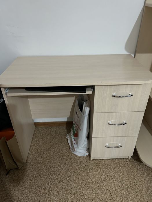 Рабочий стол со стулом