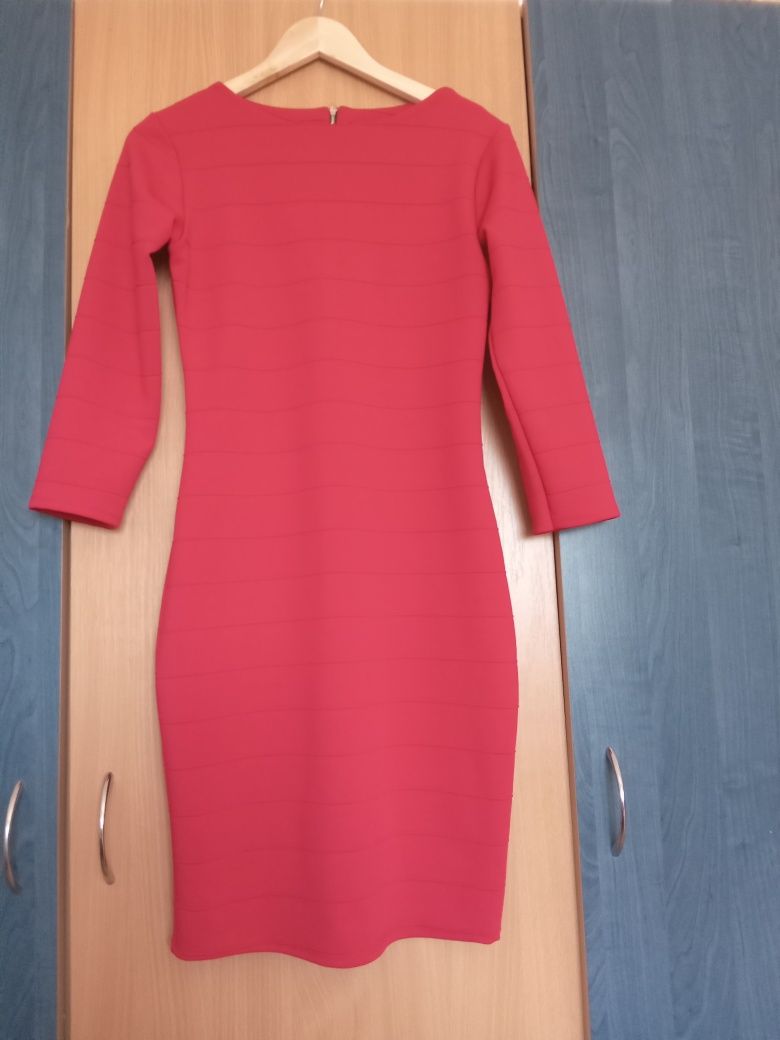 Rochie culoare roșie ,material elastic,mărimea M .