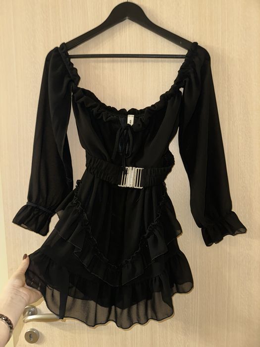 Две рокли. Синя коктейла рокля и черна тюлена рокля гащеризон.