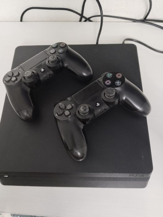 Плестейшн 4  с комплектом