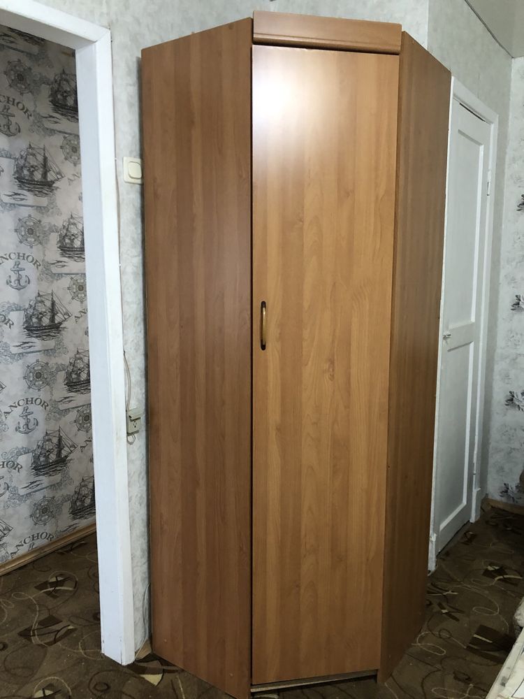 Продам угловой шкаф и тумбу