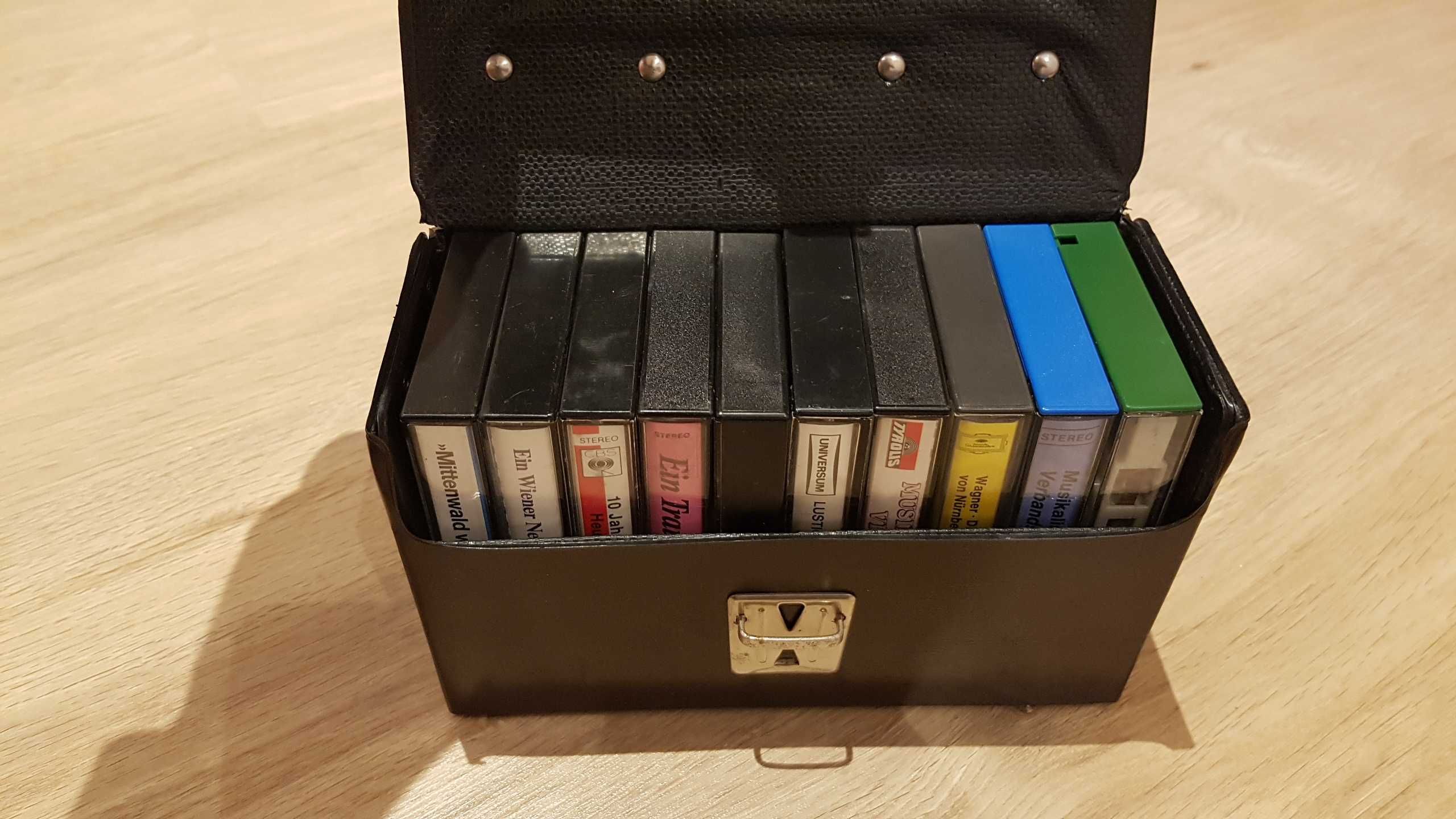 suport cu 10 casette audio vintage