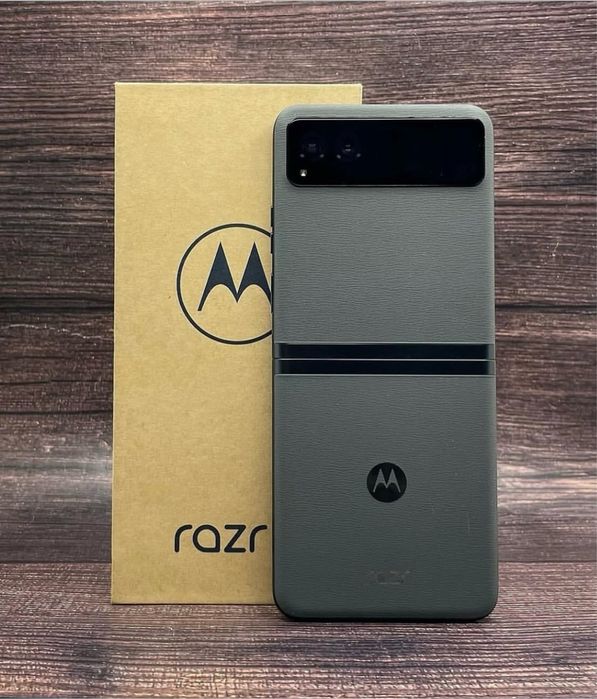 Motorola Razr 40 256gb в новом состоянии ,гарантия