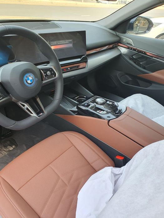 BMW i5 eDrive 40L. EV-elektro.2025