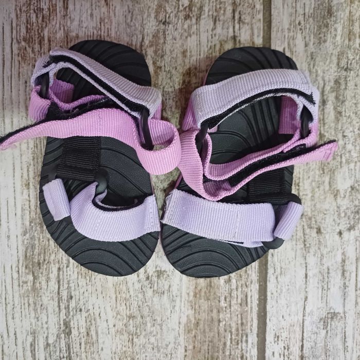 Бебешки сандали. Три модела - отоврени,полуотворени и затворени.