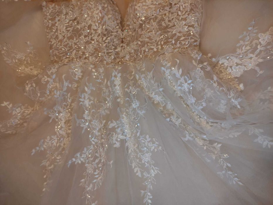 Rochie de mireasa cu dantela si tull, in stil printesa