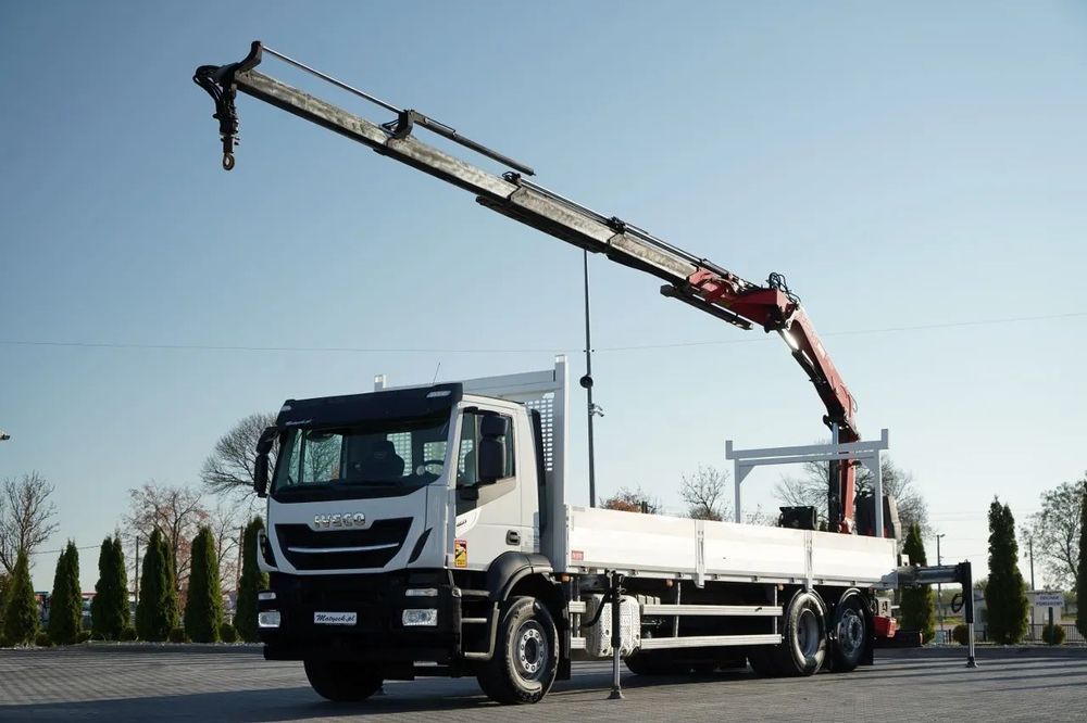 Iveco STRALIS 460 / 6X2 / LIVRARE 8,1 m + HDS FASSI. F185 CAPACITATE MAXIMĂ DE ÎNCĂRCARE 5.500 KG / RADIOCOMANDĂ / ROTATOARE