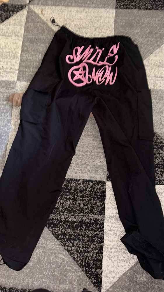 Pantaloni cargo din fâș cu scris pe spate mărimea L ca si noi