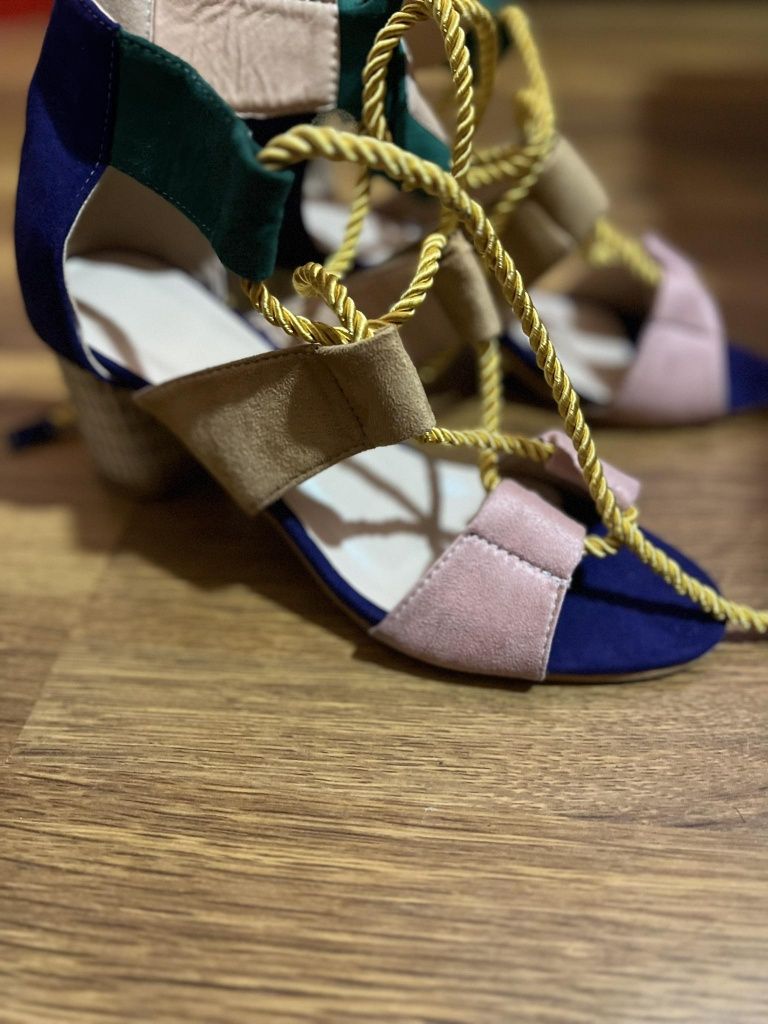 Дамски цветни сандали