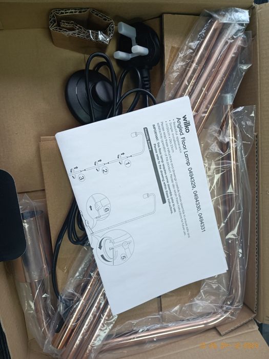 Lampă cu picior de pardoseala