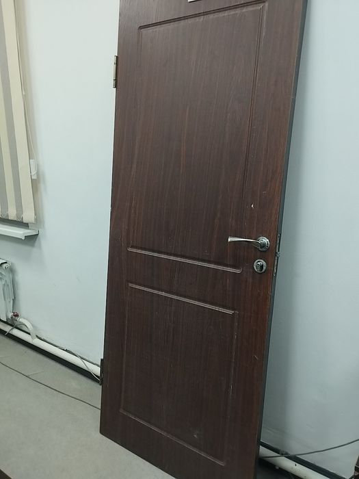 Продаи дверь деревянную