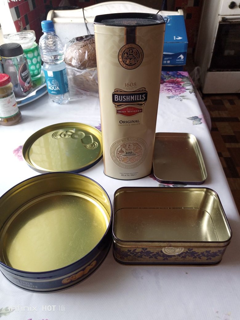 Железные баночки  из под продуктов.