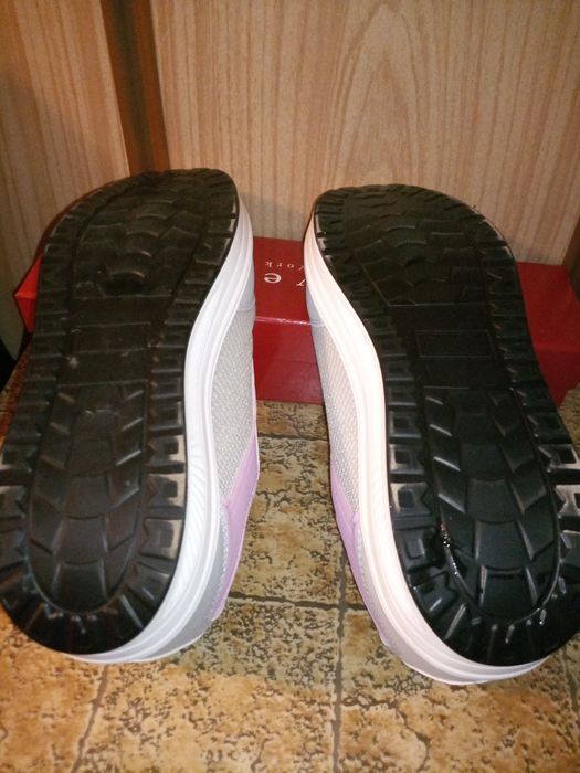 Дамски маратонки номер 39.Изпращам по Еконт или Спиди