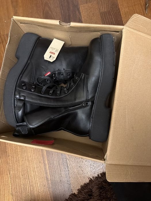 Ghete baieti marca Levis masura 39