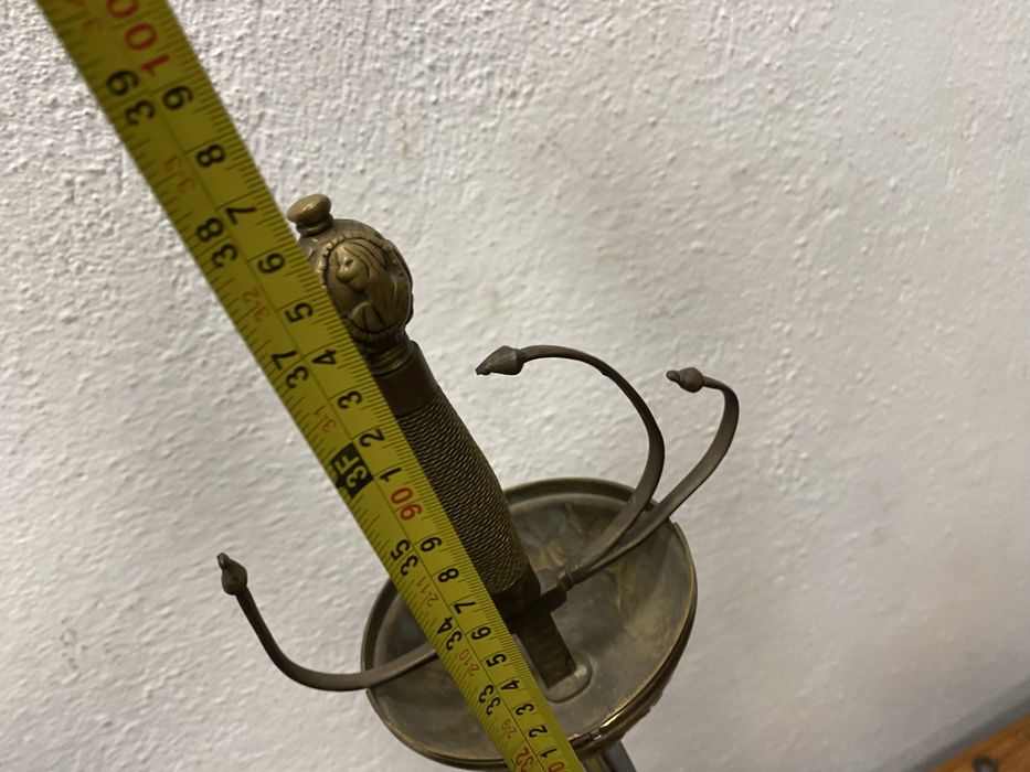 Стара френска сабя поставена на стойка от масивен месинг