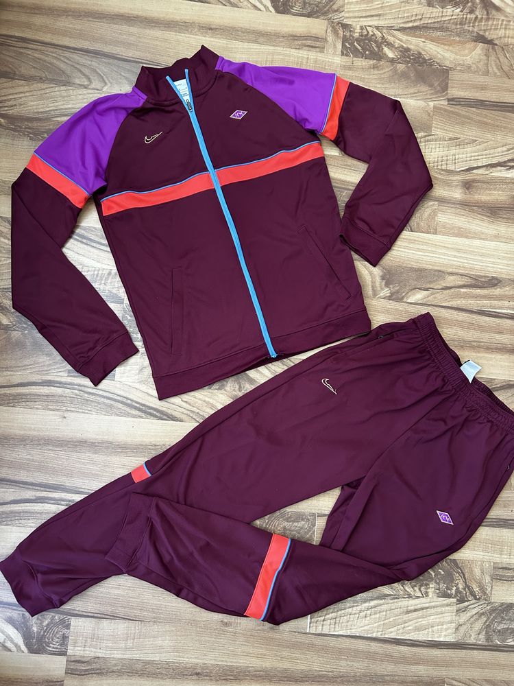 Чисто нов детски екип на Nike,оригинален със сериен номер